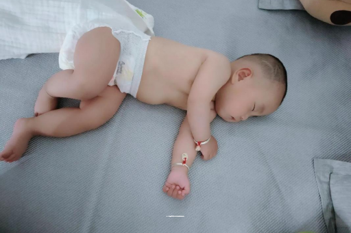 防城港两个月宝宝肚子胀气